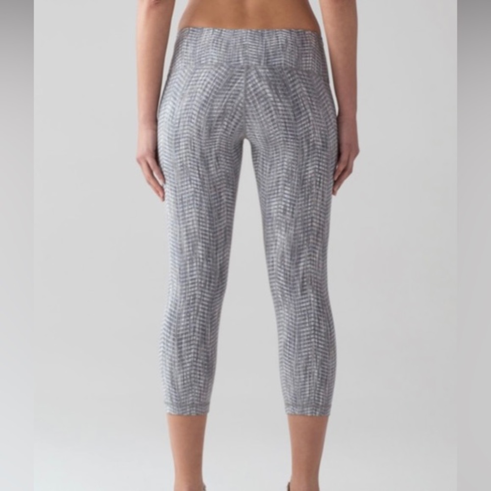 Lululemon Wunder Under Crop III 21”
Luon Arrow Jacquard Battleship Silve…